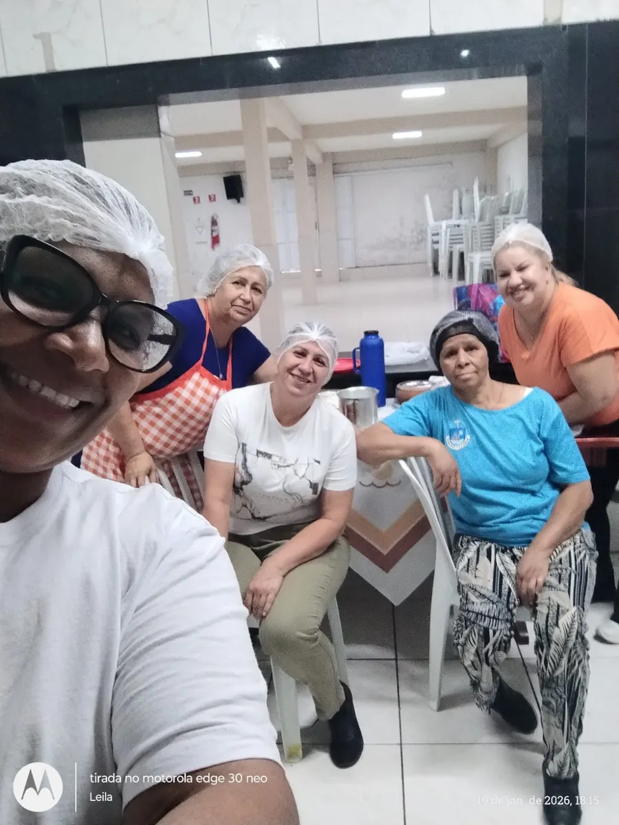 Voluntárias reunidas em selfie após mais uma noite de preparo das marmitas